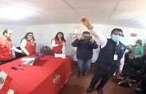 Lançamento de moeda ao ar para apurar o vencedor de uma eleição autárquica no Peru
