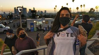 Archivo: una joven lleva una camiseta con el tema de Merriam-Webster en la que se lee: "Votar: expresar la propia opinión en respuesta a una petición".