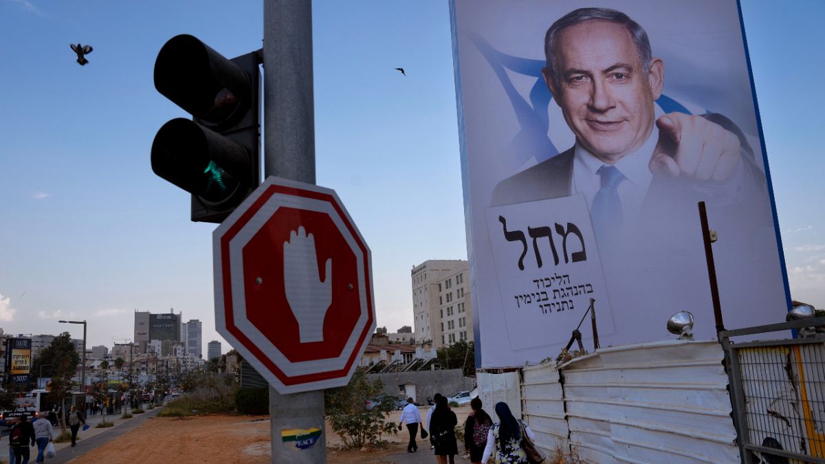 لوحة إعلانية لحملة انتخابية تظهر رئيس الوزراء الإسرائيلي الأسبق ورئيس حزب الليكود بنيامين نتنياهو في بني براك،  25 أكتوبر، 2022. 