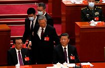 Çin'in başkenti Pekin'de gerçekleşen ÇKP kongresinde eski Devlet Başkanı Hu Jintao dışarı alınırken mevcut lider Şi Cinping sessiz kalmıştı
