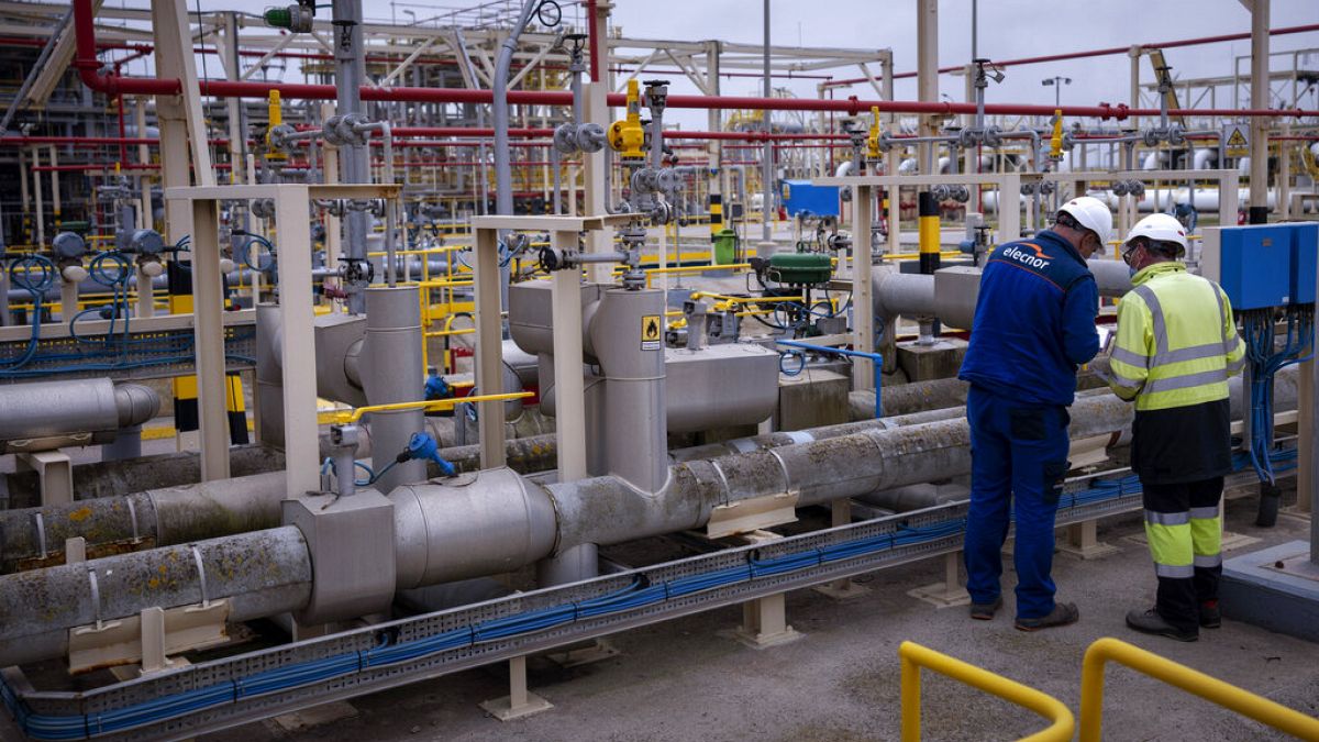 Χειριστές εργάζονται στη μονάδα επαναεριοποίησης της Enagas, τη μεγαλύτερη μονάδα υγροποιημένου φυσικού αερίου στην Ευρώπη, στη Βαρκελώνη, Ισπανία, 29 Μαρτίου 2022. 