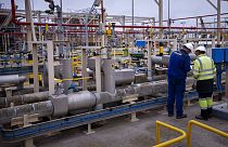 Operadores trabalham na fábrica de regaseificação da Enagas, a maior fábrica de GNL da Europa, em Barcelona, Espanha, a 29 de março de 2022. 