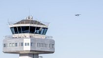 Blick auf den Flugsicherungsturm des Flughafens Flesland. Eine Drohne sorgte Tage zuvor für die Unterbrechung des Flugverkehrs in Norwegens zweitgrößter Stadt.