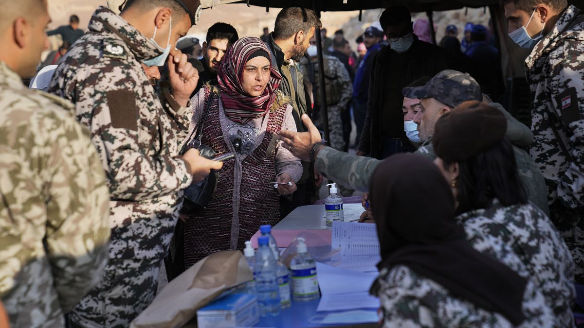 نقطة تجمع في بلدة عرسال الحدودية شرقي لبنان استعدادا لإعادة اللاجئين السوريين