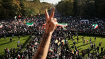 Almanya'nın başkenti Berlin'de haftasonu düzenlenen Mahsa Amini protestosuna Avrupa'nın çeşitli yerlerinden gelen 150 bin kişi katıldı