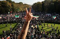 Almanya'nın başkenti Berlin'de haftasonu düzenlenen Mahsa Amini protestosuna Avrupa'nın çeşitli yerlerinden gelen 150 bin kişi katıldı