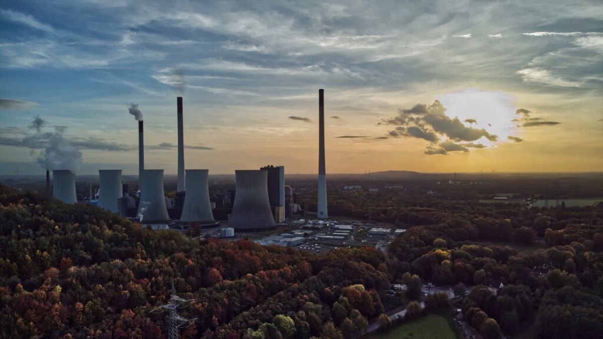 Закат на угольной электростанции в городе Гельзенкирхен, Германия. 22 октября 2022.