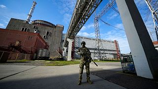 سرباز ارتش روسیه در مقابل نیروگاه هسته‌ای زاپوریژیا