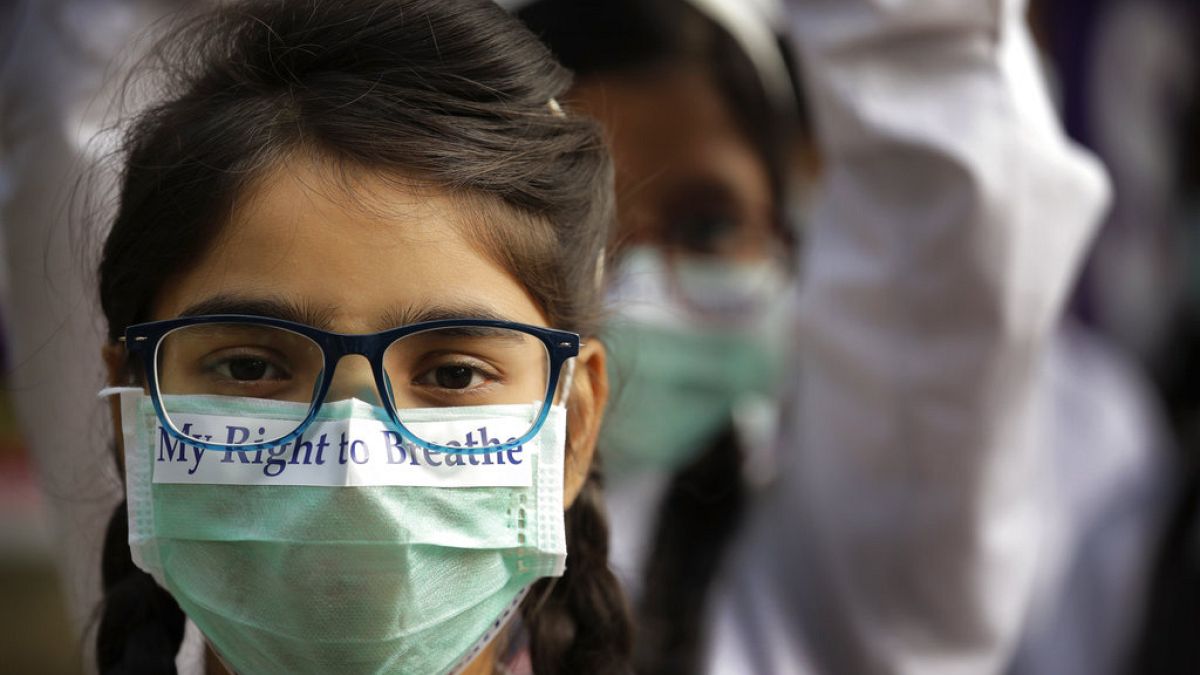 Iskolások tüntettek Új-Delhiben a légszennyezettség egyre magasabb szintje miatt 2017 novemberében