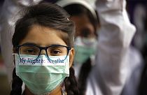 Iskolások tüntettek Új-Delhiben a légszennyezettség egyre magasabb szintje miatt 2017 novemberében