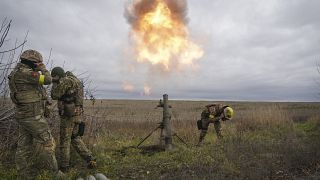 Az ukrán nemzeti gárda katonái orosz állásokat lőnek aknavatővel a kelet-ukrajnai Harkiv térségében 2022. október 25-én