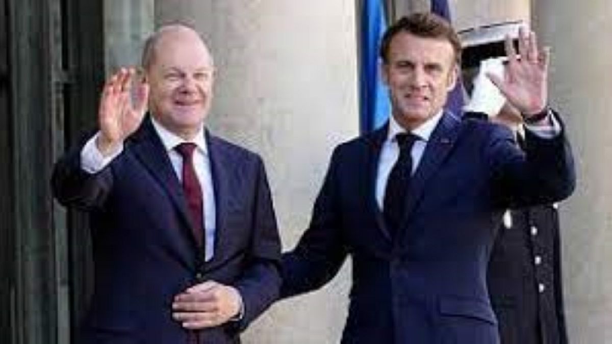  Emmanuel Macron e Olaf Scholz nos degraus do Palácio do Eliseu