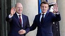  Emmanuel Macron e Olaf Scholz nos degraus do Palácio do Eliseu