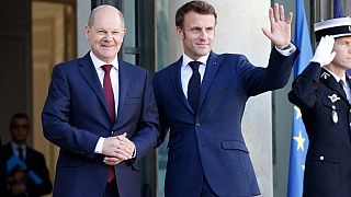  Emmanuel Macron et Olaf Scholz sur le perron de l'Elysée, Paris (France).