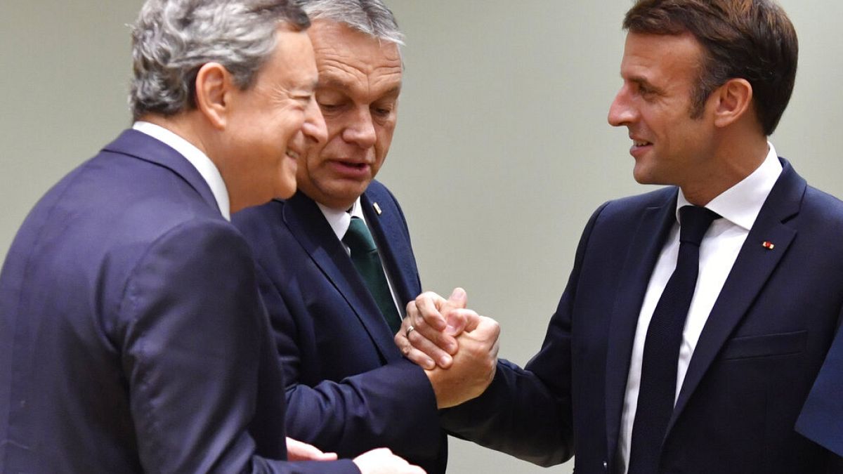 Mario Draghi leköszönő olasz miniszterelnök Orbán Viktorral és Emmanuel Macronnal a 2022 októberi EU-csúcson