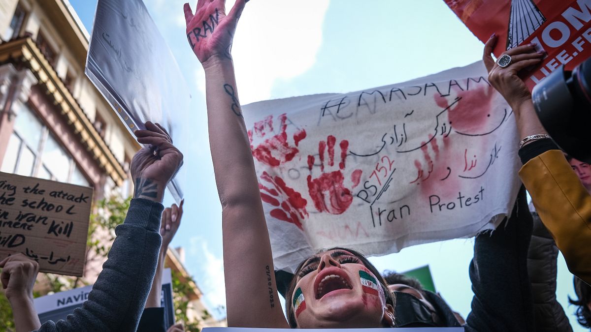Mahsza Amini halála miatt tiltakoznak a tüntetők Irán isztambuli konzulátusa előtt 2022. október 17-én