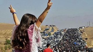 İran'da binlerce kişinin katıldığı Amini'yi anma töreni sonrası polisle göstericiler çatıştı