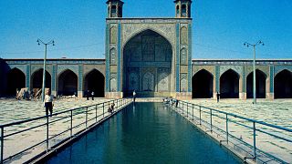 فناء وبركة مسجد في شيراز - إيران. يوليو 1971.