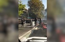 Protestierende ziehen über eine iranische Straße.