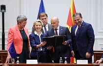 La Presidenta de la Comisión Europea, Ursula von der Leyen, firma un acuerdo con Macedonia del Norte.