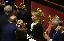 Der neuen Ministerpräsidentin Italiens wird im Senat applaudiert.