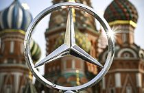 El logotipo de Mercedes-Benz con el Kremlin al fondo