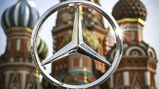 El logotipo de Mercedes-Benz con el Kremlin al fondo