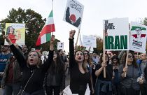 Des femmes manifestent pour le droit des femmes iraniennes