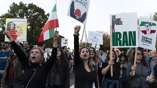 Des femmes manifestent pour le droit des femmes iraniennes
