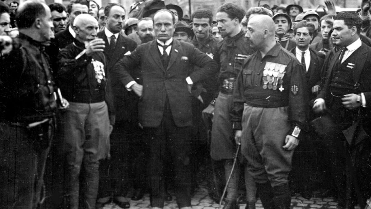 Benito Mussolini Roma Yürüyüşü sonrasında Faşist Parti üyeleriyle birlikte