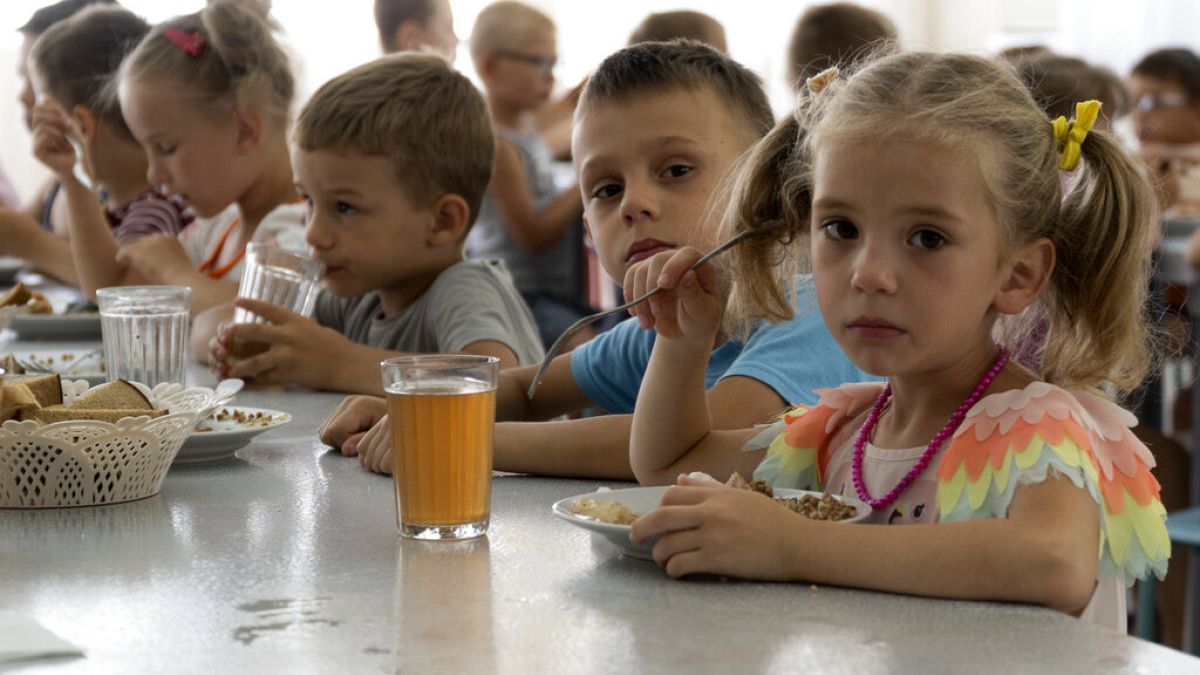 Rus güçlerince Donetsk bölgesinden getirilen Ukraynalı çocuklar, Rusya'nın Rostov kentinde bir kampta yemek yerken 