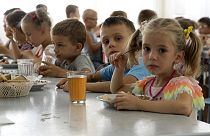 Rus güçlerince Donetsk bölgesinden getirilen Ukraynalı çocuklar, Rusya'nın Rostov kentinde bir kampta yemek yerken
