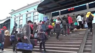 Ukrainer:innen werden aus der Cherson-Region nach Russland gebracht.
