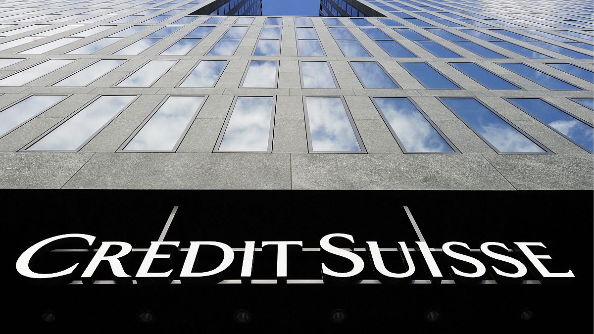 Edificio del banco Credit Suisse, que ha anunciado el despido de 9 000 empleados