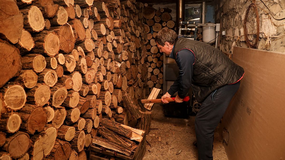 Tudor stocca la legna nel deposito per preparari all'inverno
