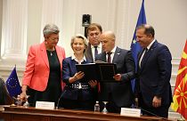 Kuzey Makedonya ve AB arasında Frontex ile ilgili anlaşma imzalandı. Başbakan Dimitar Kovaçevski ve AB Komisyonu Başkanı Ursula von der Leyen (soldan 2) törende hazır bulundu