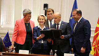 Kuzey Makedonya ve AB arasında Frontex ile ilgili anlaşma imzalandı. Başbakan Dimitar Kovaçevski ve AB Komisyonu Başkanı Ursula von der Leyen (soldan 2) törende hazır bulundu