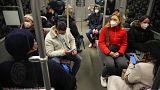 Des passagers du métro de Berlin, masques sur le visage, le 31 mars 2022