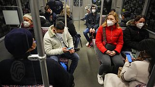 Des passagers du métro de Berlin, masques sur le visage, le 31 mars 2022