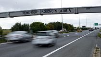 Parolen an einer Autobahn zwischen Serbien und dem Kosovo