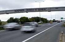 Parolen an einer Autobahn zwischen Serbien und dem Kosovo