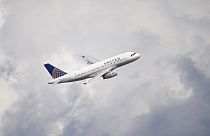 Un avion de ligne de United Airlines décolle de la piste de l'aéroport international de Denver, le mardi 14 septembre 2021, à Denver.