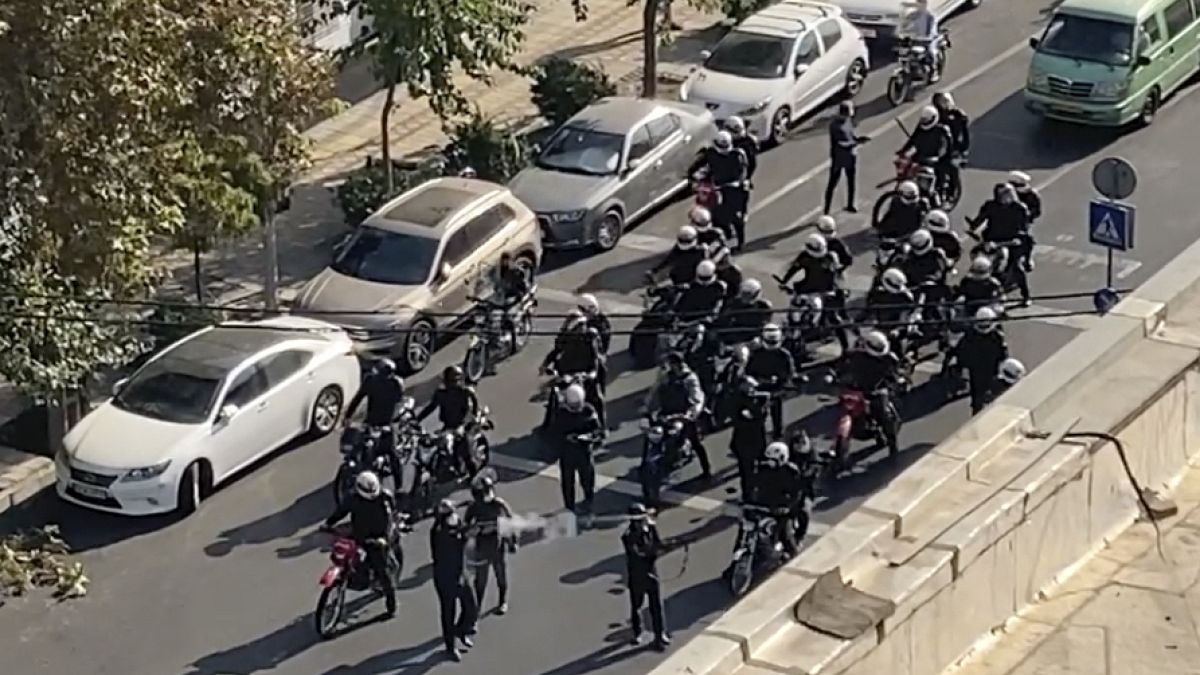 Iráni rendőrök érkeznek feloszlatni egy tüntetést Teheránban