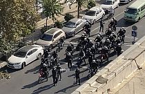 Iráni rendőrök érkeznek feloszlatni egy tüntetést Teheránban