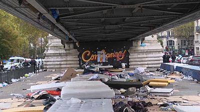 Felszámolták a menekültek sátortáborát egy párizsi híd alatt