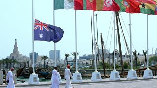 العلم الأسترالي يرفرف في نصف الصاري في العاصمة القطرية الدوحة في 9 سبتمبر 2022 بعد يوم من وفاة ملكة بريطانيا إليزابيث الثانية.