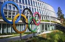 Az olimpiai játékok jelképe, az öt karika a Nemzetközi Olimpiai Bizottság lausanne-i székháza előtt
