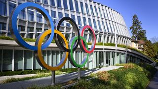 Az olimpiai játékok jelképe, az öt karika a Nemzetközi Olimpiai Bizottság lausanne-i székháza előtt