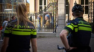 الشرطة الهولندية أمام متحف موريتشو بعد محاولة تشويه صورة يوهانس فيرمير "الفتاة ذات القرط اللؤلؤي" في لاهاي.