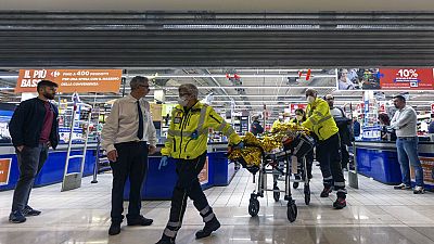 Le personnel d'urgence transporte une personne blessée dans un supermarché d'Assago, en Italie, le jeudi 27 octobre 2022. 